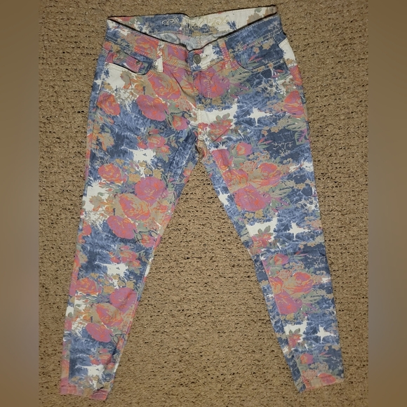 Rue21 Denim - RUE 21 FLORAL Skinny Jeans Size 3/4